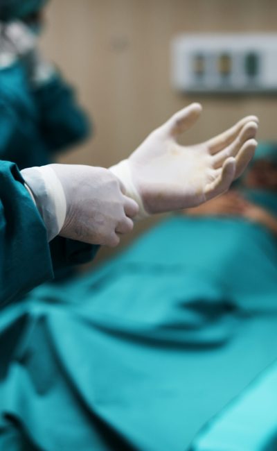 doctores-preparandose-para-una-operacion